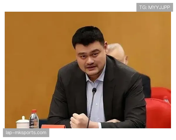 姚明穿拖鞋登私人飞机，看到那反差我笑到肚子疼