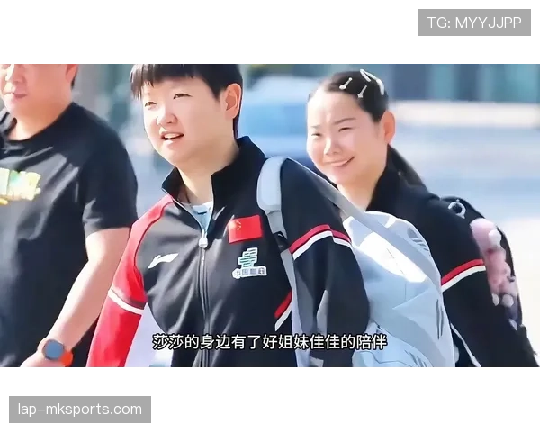 何卓佳每天喝的水都是定制款，这谁顶得住啊