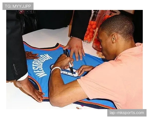 威少又穿荧光绿拖鞋逛超市了，这穿搭是真不怕路人拍照？