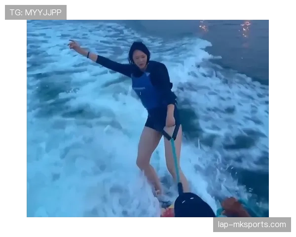 惠若琪这日常，机场拖鞋配大牌包，直接让人怀疑她是不是走错片场了！